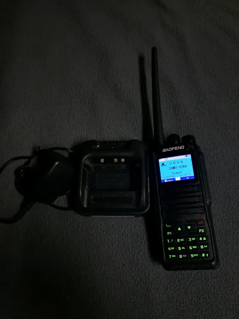 Radio portátil Baofeng con cargador - 2