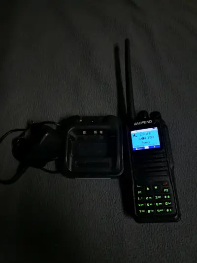 Radio portátil Baofeng con cargador - miniatura 2