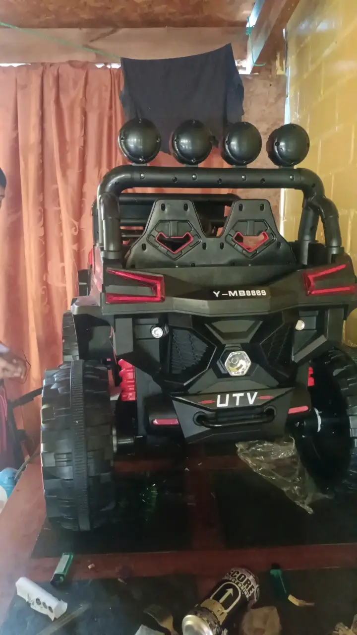Auto eléctrico infantil rojo - 2