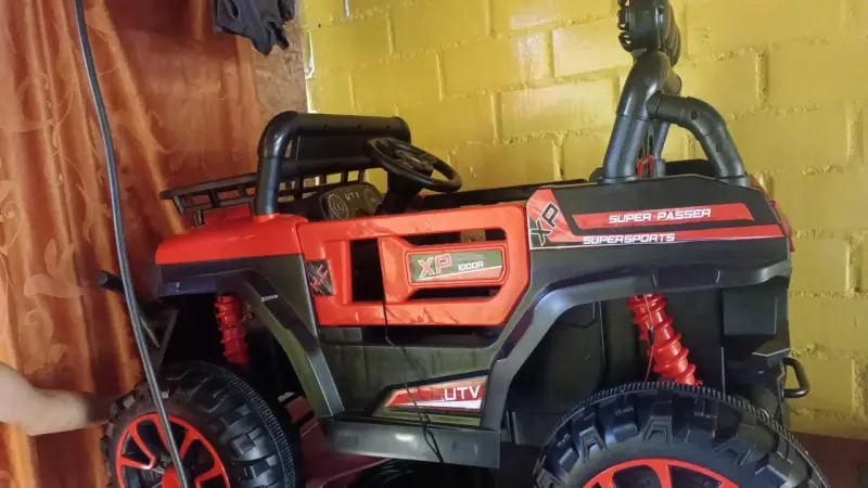 Auto eléctrico infantil rojo - 3
