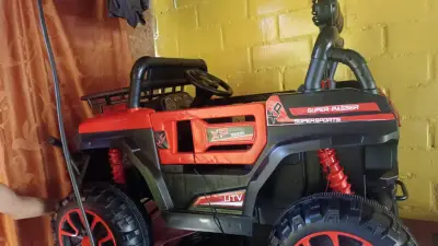 Auto eléctrico infantil rojo - miniatura 3