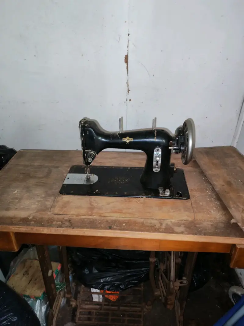 Máquina de coser antigua NorA - 1