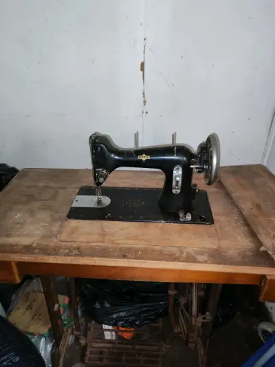 Máquina de coser antigua NorA - miniatura 1