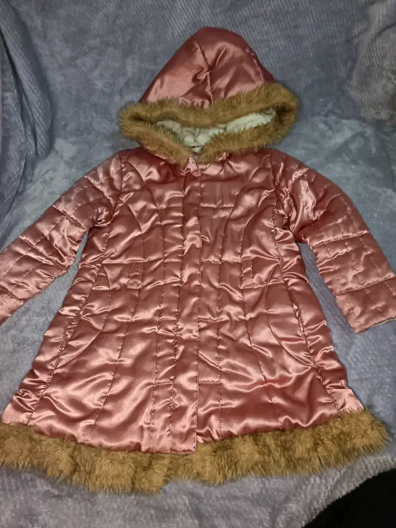 Abrigo rosado con capucha talla 6