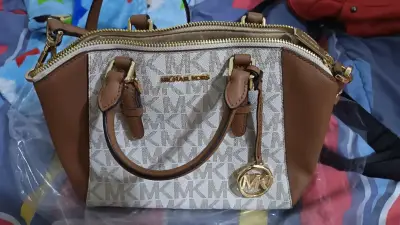 Cartera Michael Kors beige y café - miniatura 1