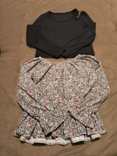 Blusa negra manga larga y falda floral - miniatura 1