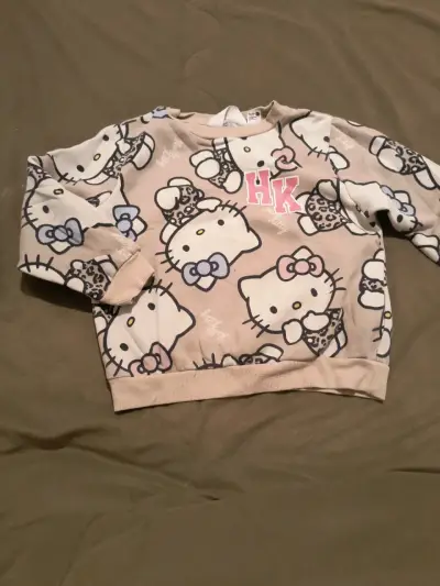 Blusa negra manga larga y falda floral - miniatura 3