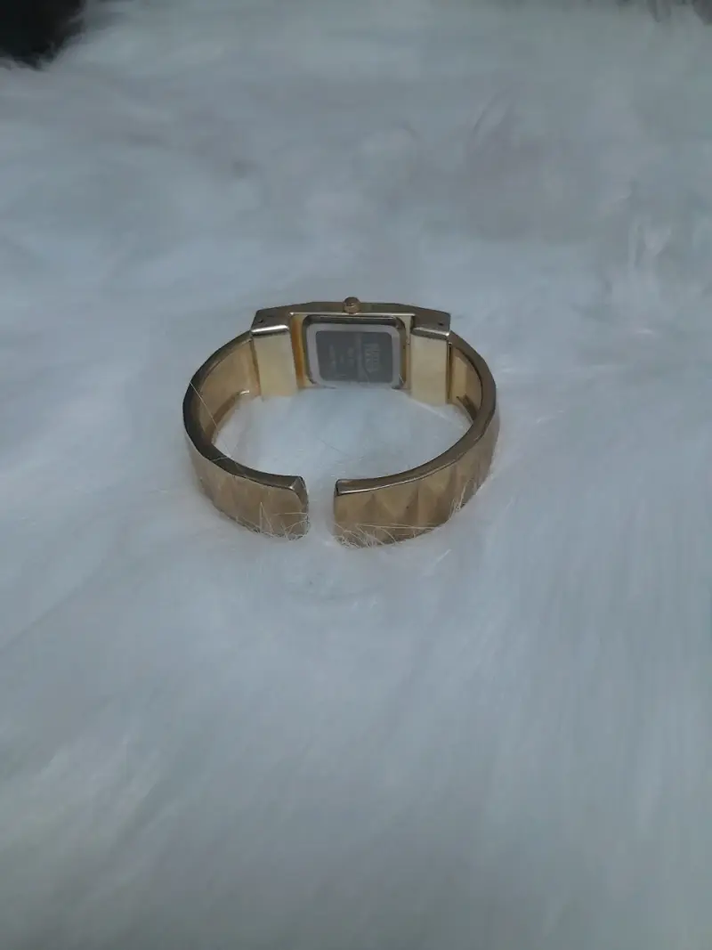 Reloj de pulsera dorado - 3