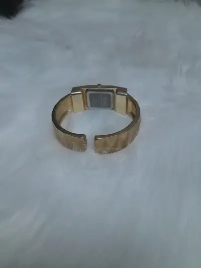 Reloj de pulsera dorado - miniatura 3