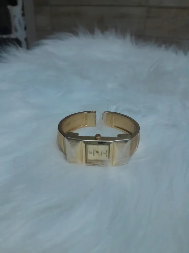Reloj de pulsera dorado - 4