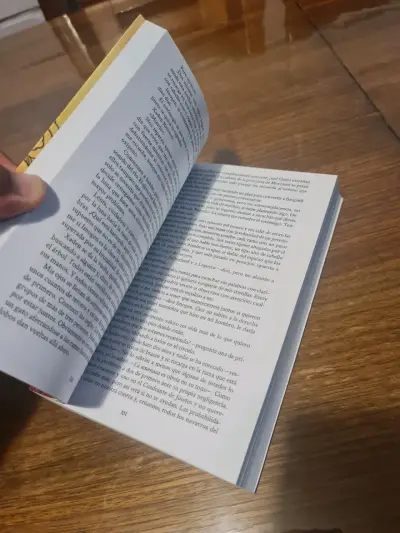 Libro 'Alas de Sangre' de Rebecca Yarros - miniatura 2