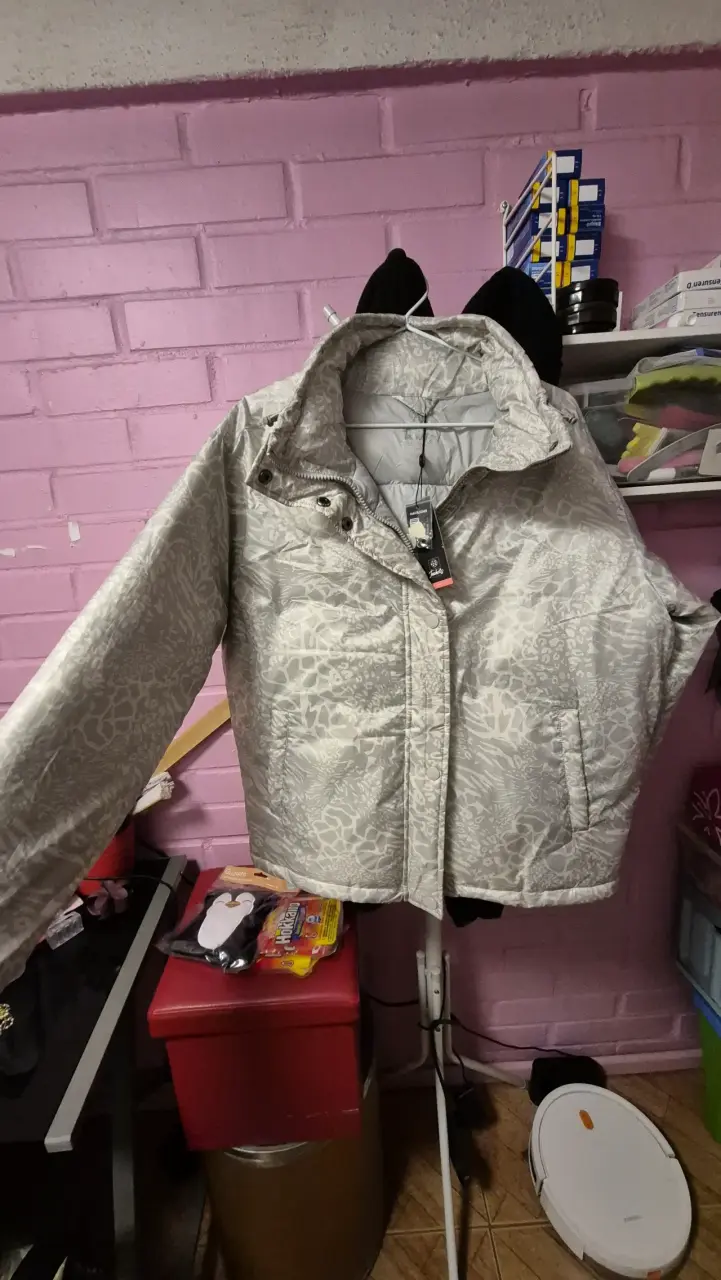Chaqueta acolchada gris con estampado