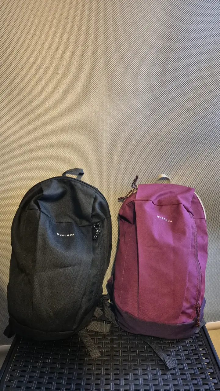 Mochilas Quechua negras y moradas