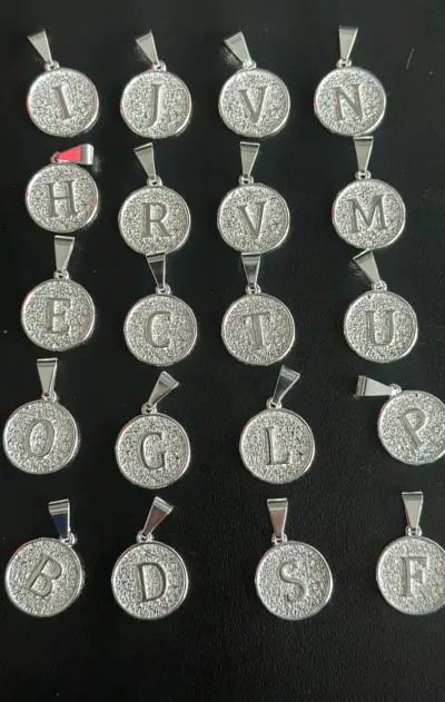 Colgantes de letras en plata - miniatura 1
