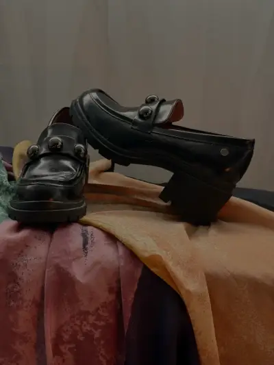 Zapatos Hush Puppies negros con detalles metálicos - miniatura 1