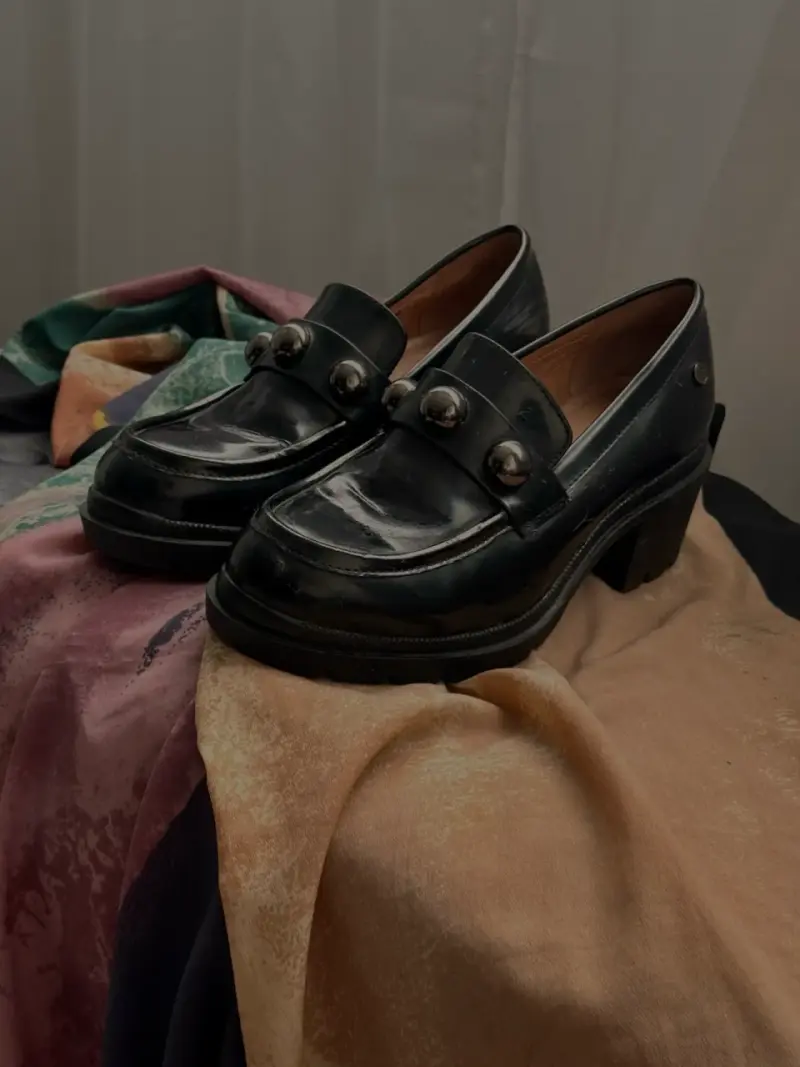 Zapatos Hush Puppies negros con detalles metálicos - 2