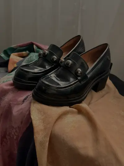 Zapatos Hush Puppies negros con detalles metálicos - miniatura 2