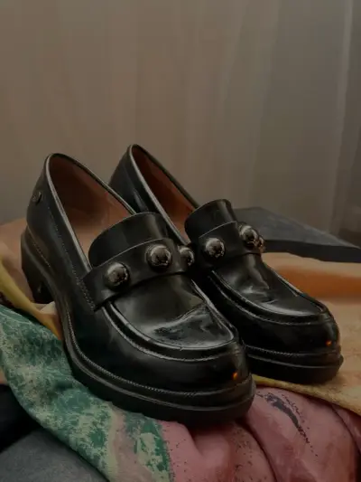 Zapatos Hush Puppies negros con detalles metálicos - miniatura 3