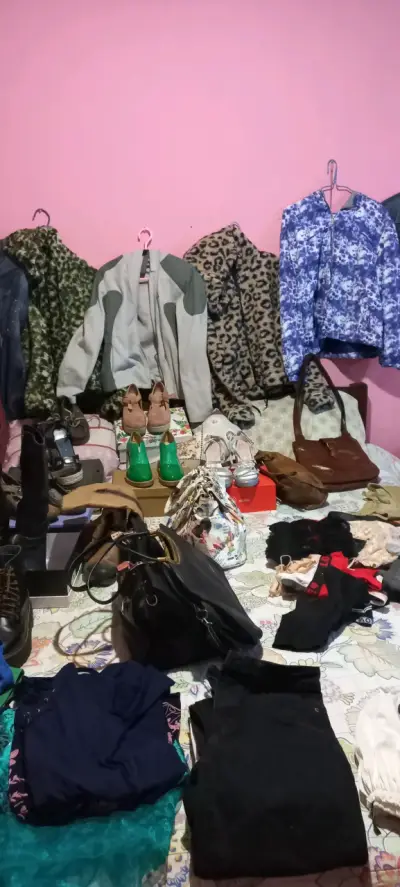 Lote de prendas carteras y botas y chalas - miniatura 1