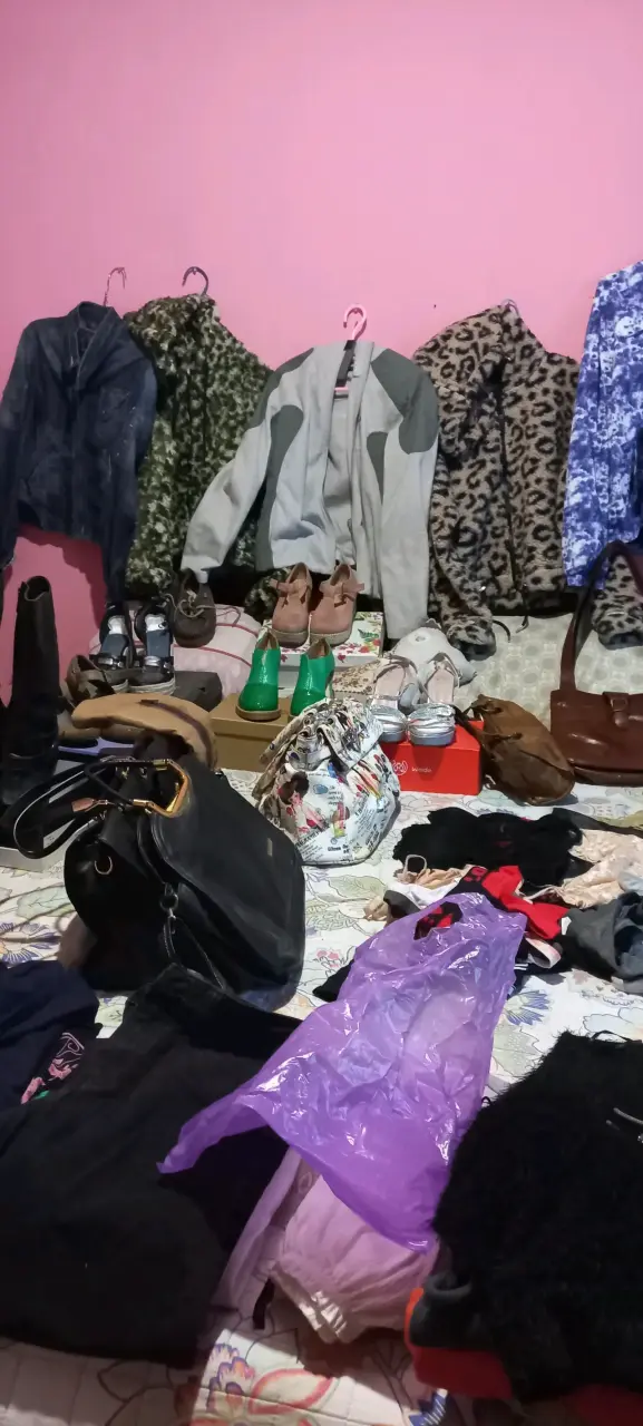 Lote de prendas carteras y botas y chalas - 2