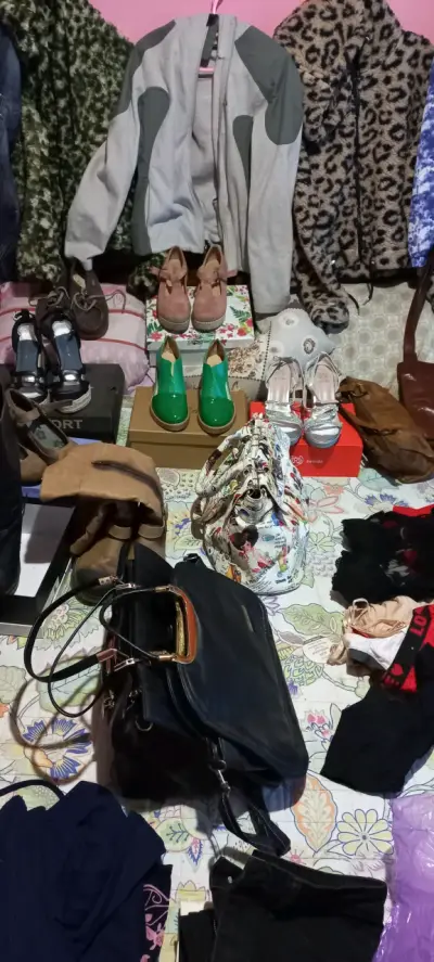 Lote de prendas carteras y botas y chalas - miniatura 3