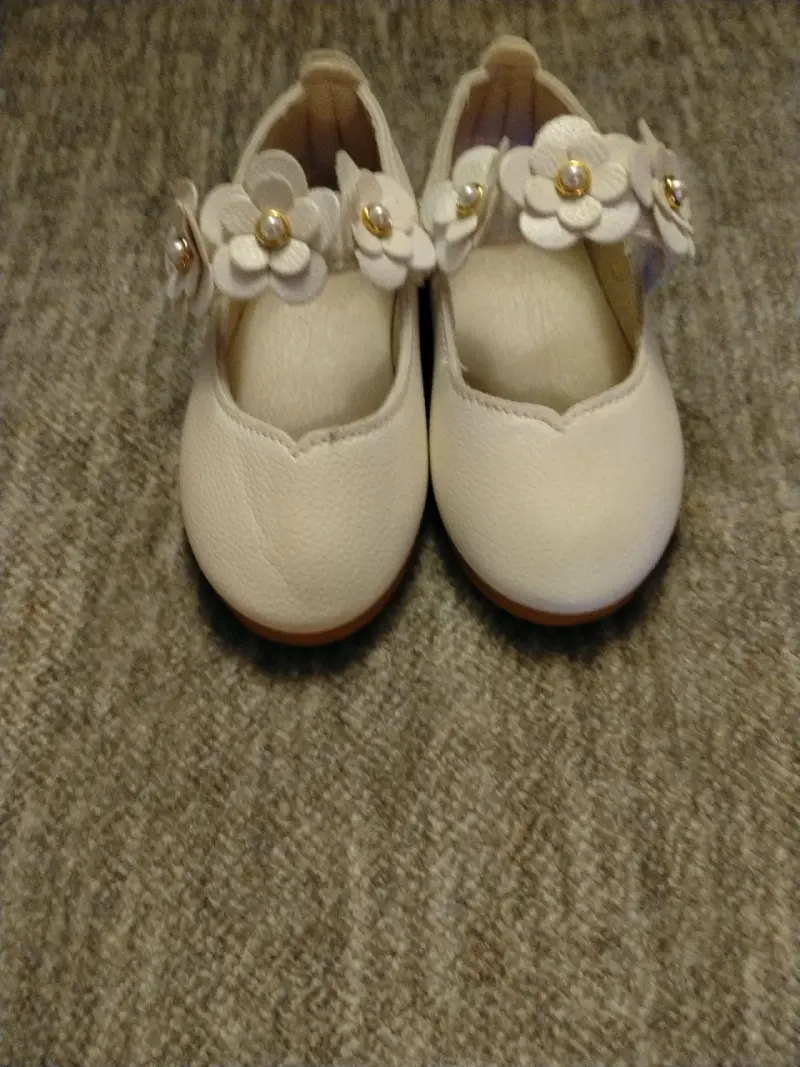 Zapatos blancos con flores para niñas