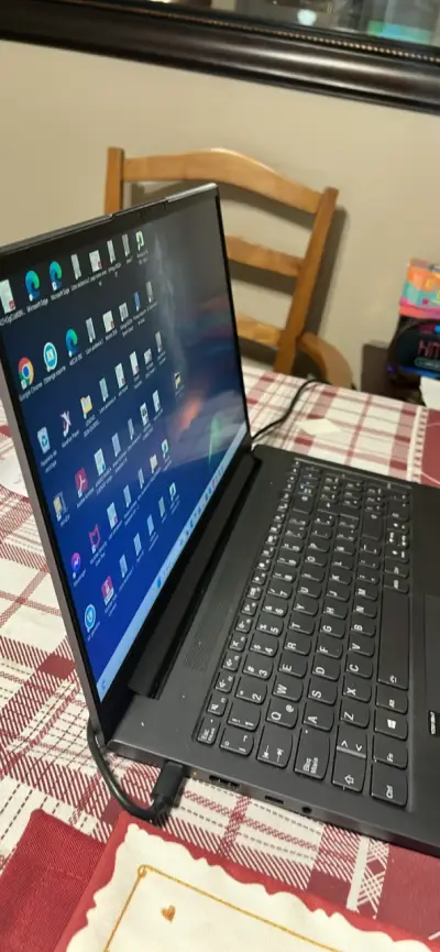 Laptop negro de pantalla grande - miniatura 1