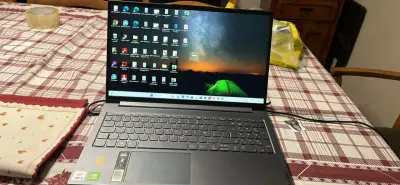 Laptop negro de pantalla grande - miniatura 2