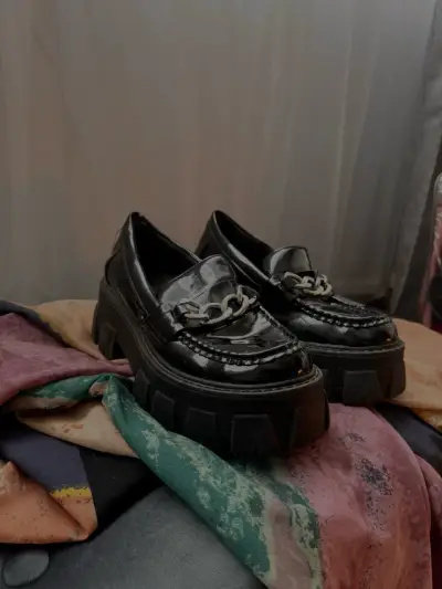 Zapatos C/moran charol negros con cadenas - miniatura 2
