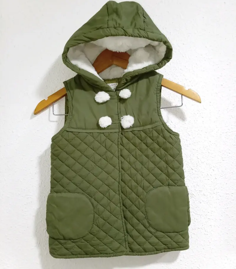 Chaqueta acolchada verde con capucha