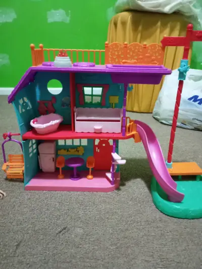 Casa de muñecas pollypocket con auto y accesorios - miniatura 2