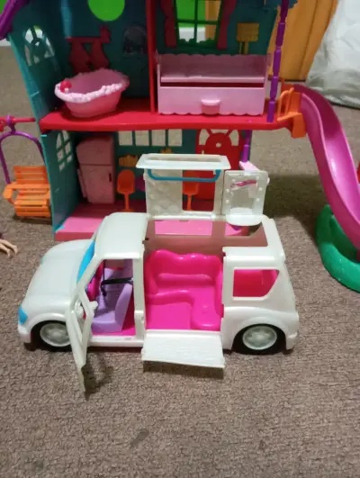 Casa de muñecas pollypocket con auto y accesorios - miniatura 5