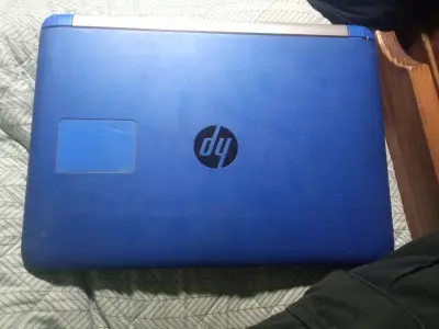 Laptop azul HP usado - miniatura 1