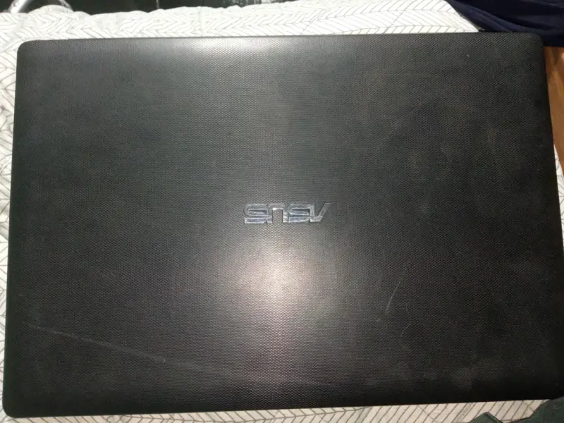 Laptop Asus negra usado - 1