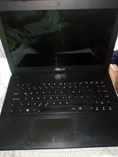 Laptop Asus negra usado - miniatura 2