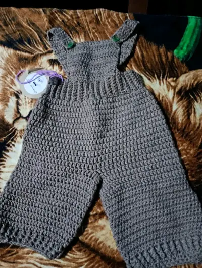 Pantalón de bebé tejido a crochet - miniatura 1