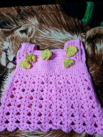Vestido tejido rosa para bebé - miniatura 2