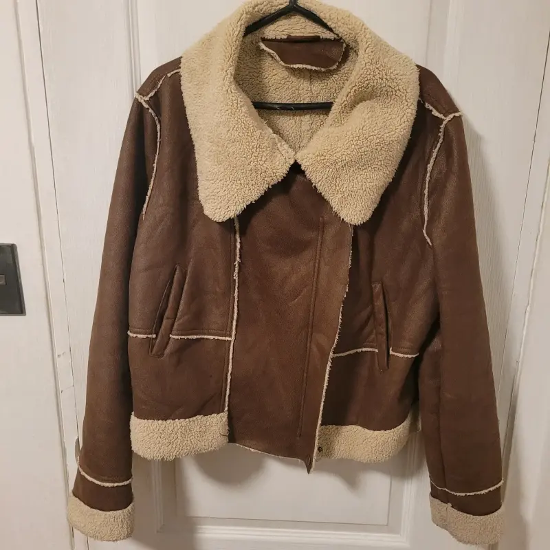 Chaqueta marrón con forro de piel sherpa