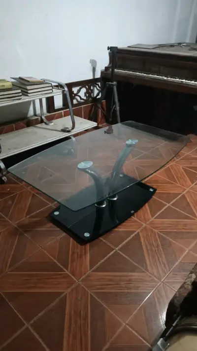 Mesa de centro de vidrio y metal - miniatura 1