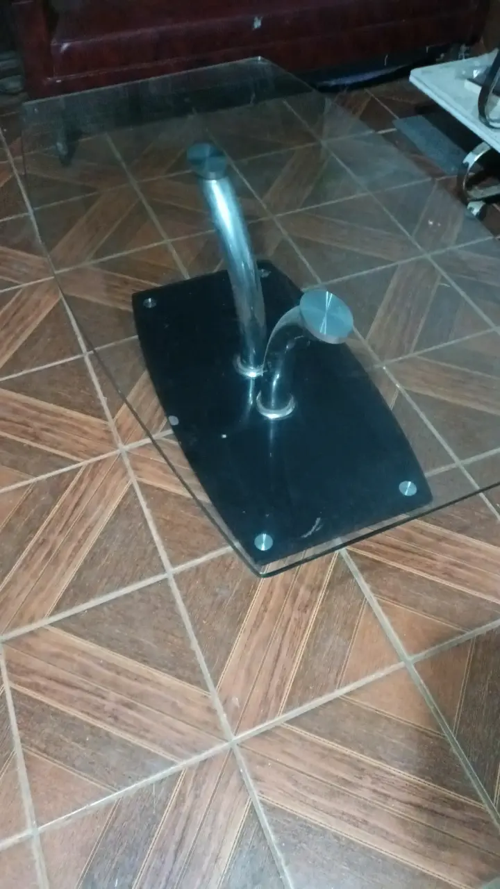 Mesa de centro de vidrio y metal - 2