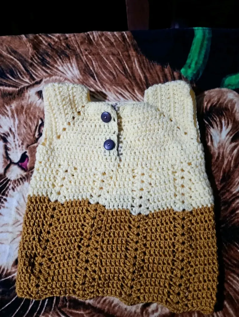 Chaleco de bebé tejido a crochet - 2