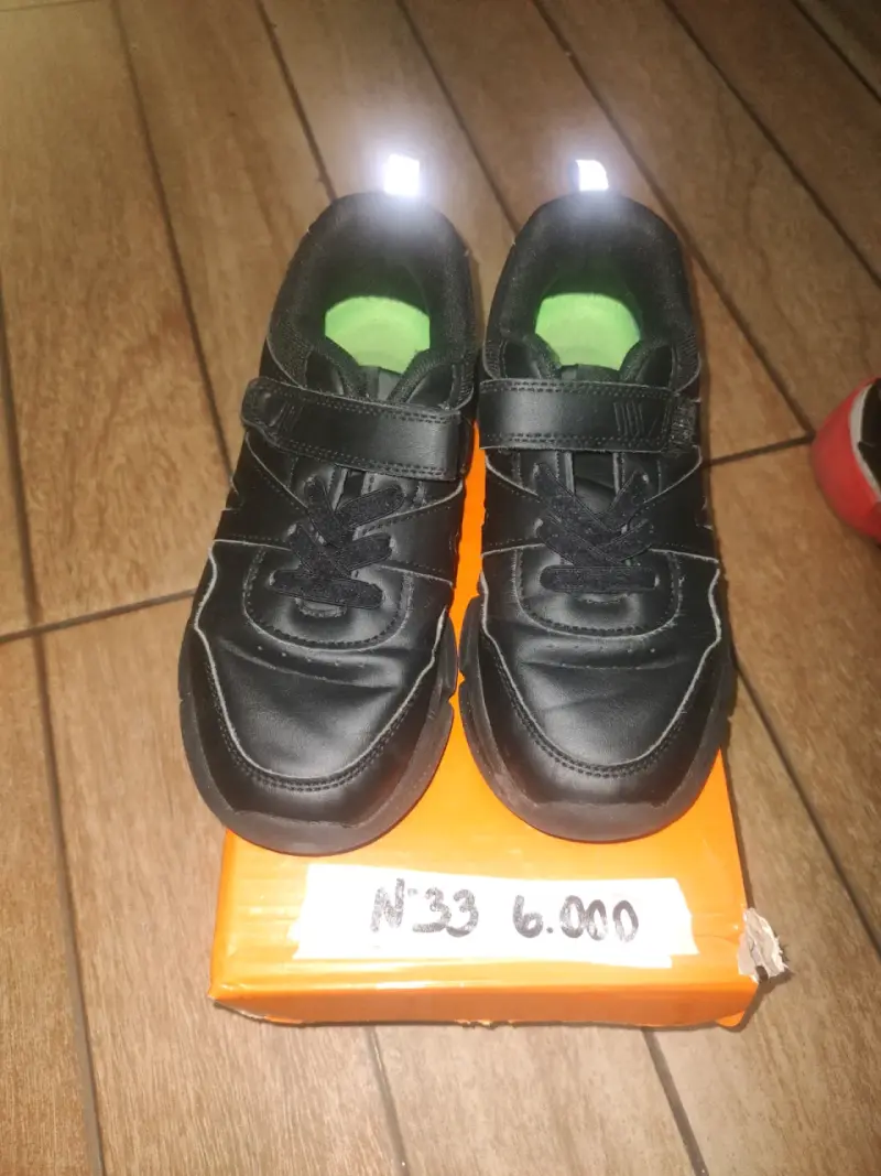 Zapatillas niño negras y rojas - 2