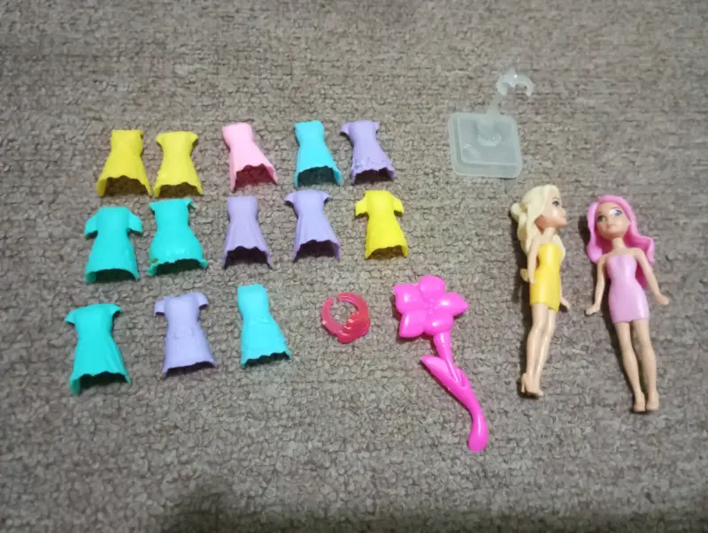 Set de muñecas coleccionables y vestidos variados