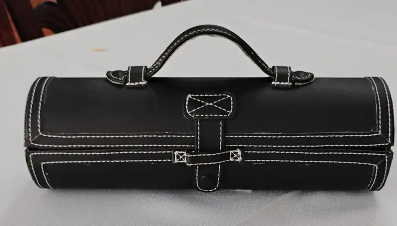 Estuche de cuero con accesorios. - 1