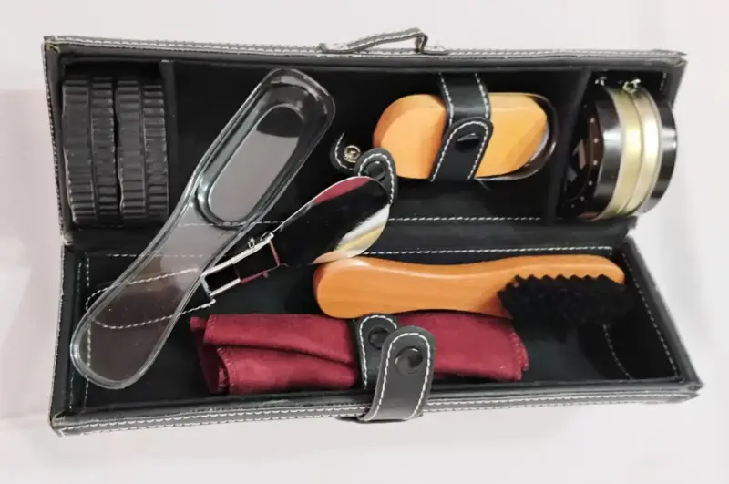 Estuche de cuero con accesorios. - 2