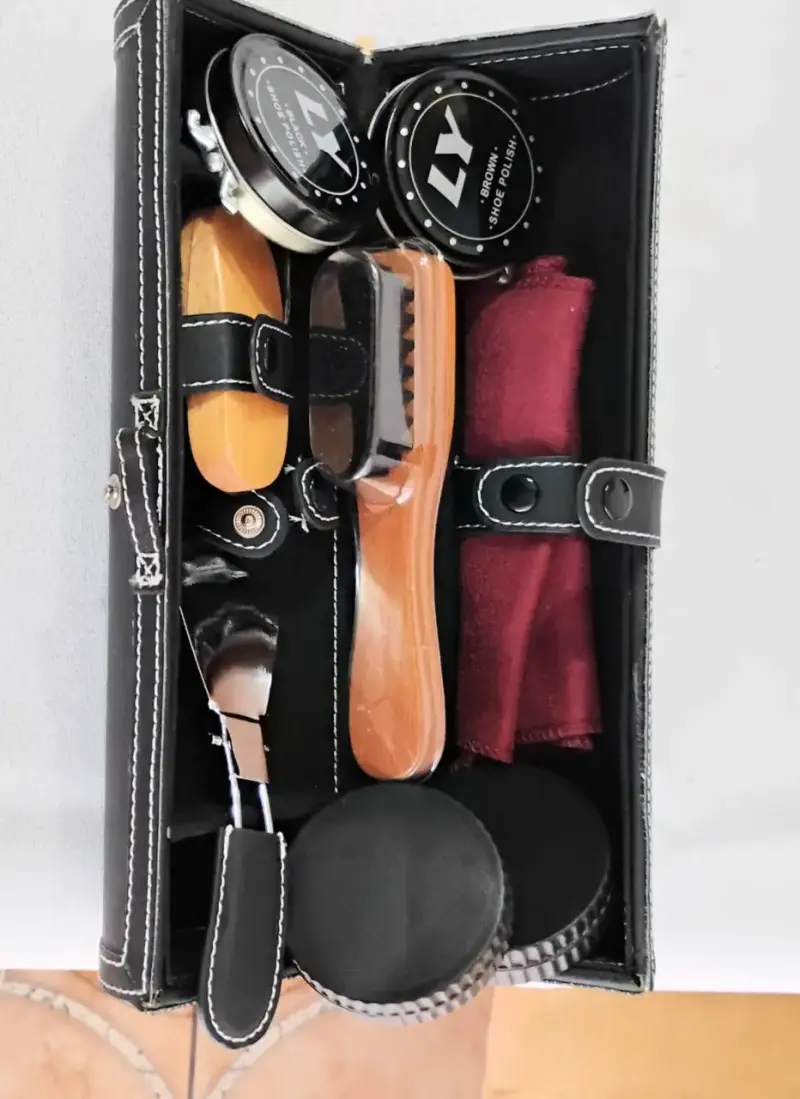 Estuche de cuero con accesorios. - 3
