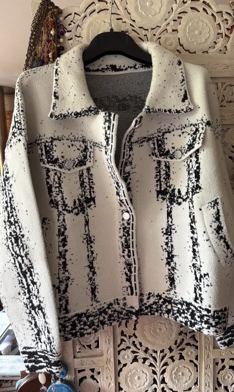 Chaqueta blanca estampado negro