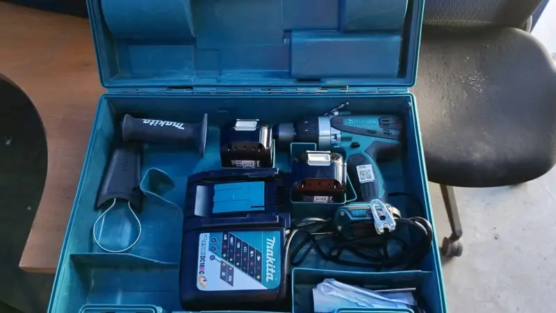 Taladro inalámbrico Makita con accesorios