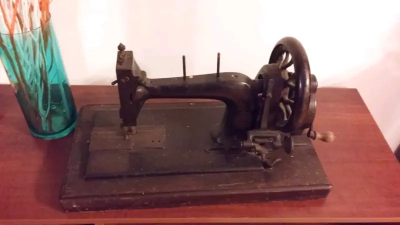 Máquina de coser antigua - 1
