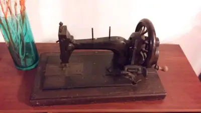 Máquina de coser antigua - miniatura 1